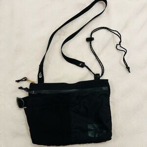 North face mountain crossbody shoulder bag - preloved